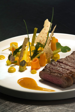 Picanhas de boeuf "Black Angus", cuit au feu de bois, déclinaison autour de la carotte et moutarde, jus de vin rouge réduit.